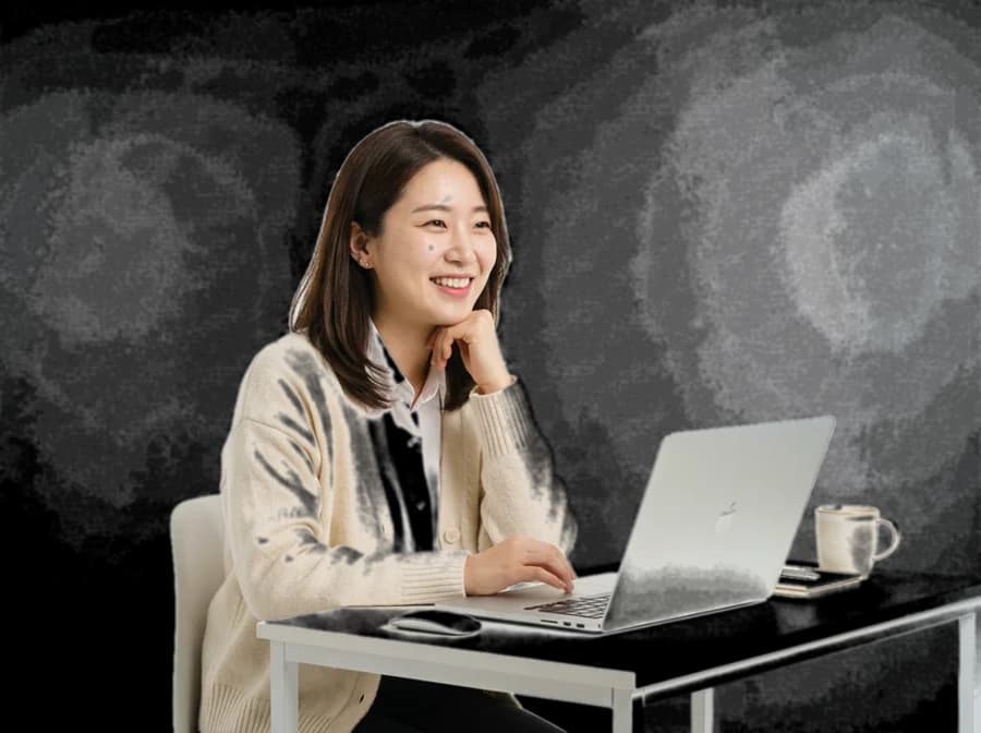 노트북 앞에서 웃고 있는 인사담당자